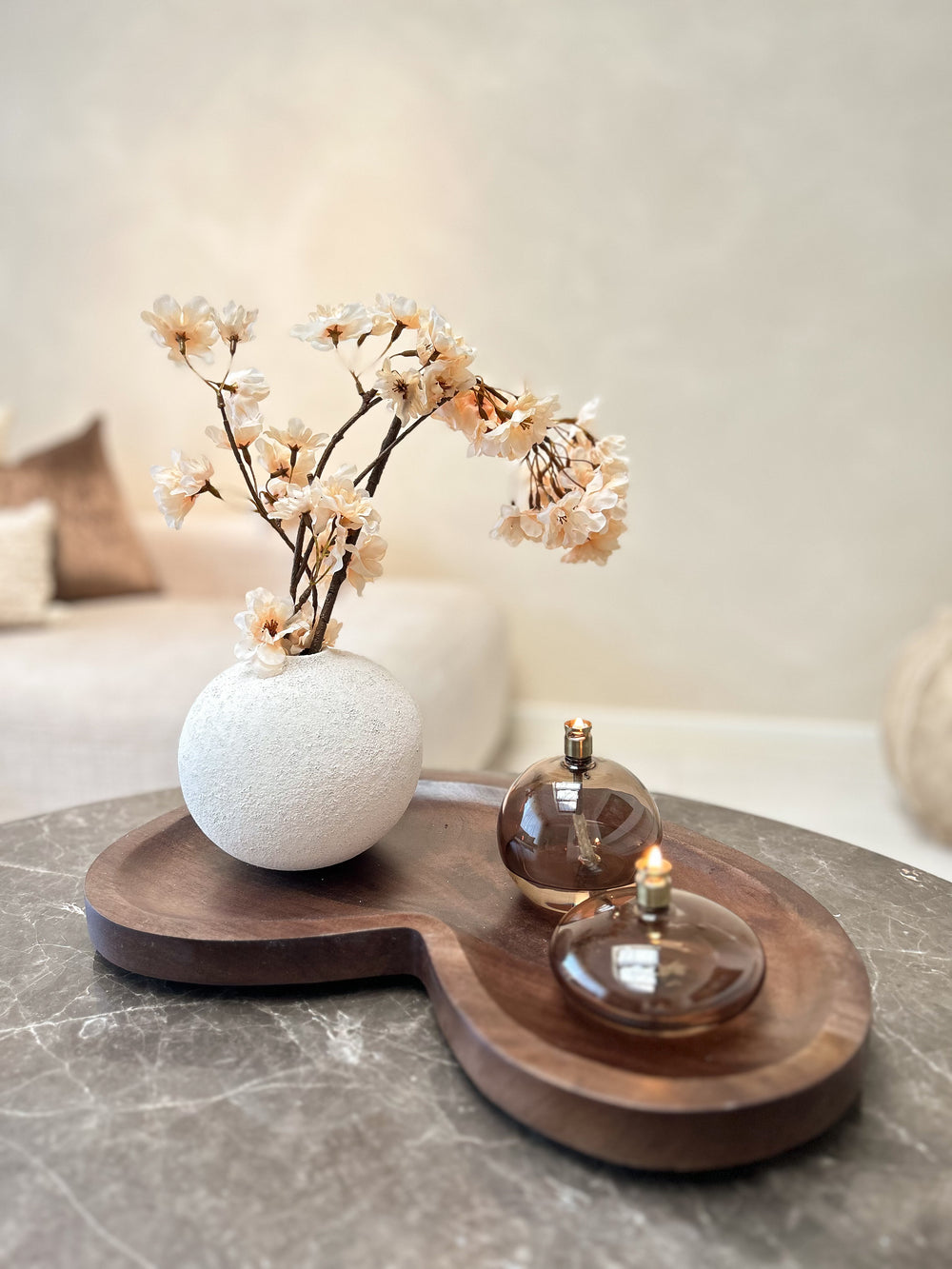 Warm Blossom | Shop the Look | Villeta Walnut Dienblad Vase the World met Peri Living Olielampen