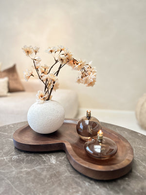 Warm Blossom | Shop the Look | Villeta Walnut Dienblad Vase the World met Peri Living Olielampen