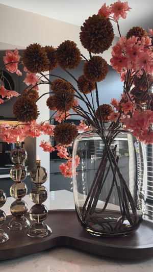 Golden Moments Set| Shop the Look | Vase the World Villeta Dienblad & Artic M Vaas met Peri Living Collier Champagne Olielampen