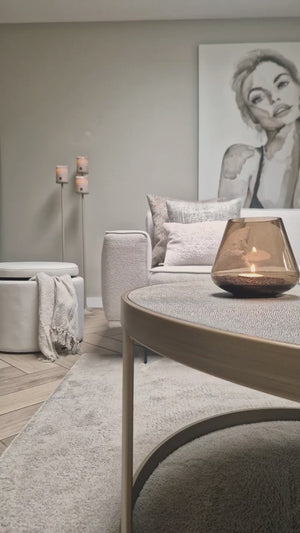 Brandende LED Light Candles Beige Moveable Flame PTMD bij een beige muur