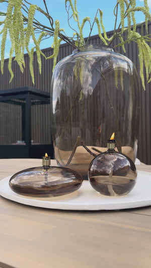 Artic M taupe vaas met Peri Living olielampjes – sfeervolle Shop the Look set in warme taupe tinten voor een stijlvol hotel-chic interieur. Set voordeel